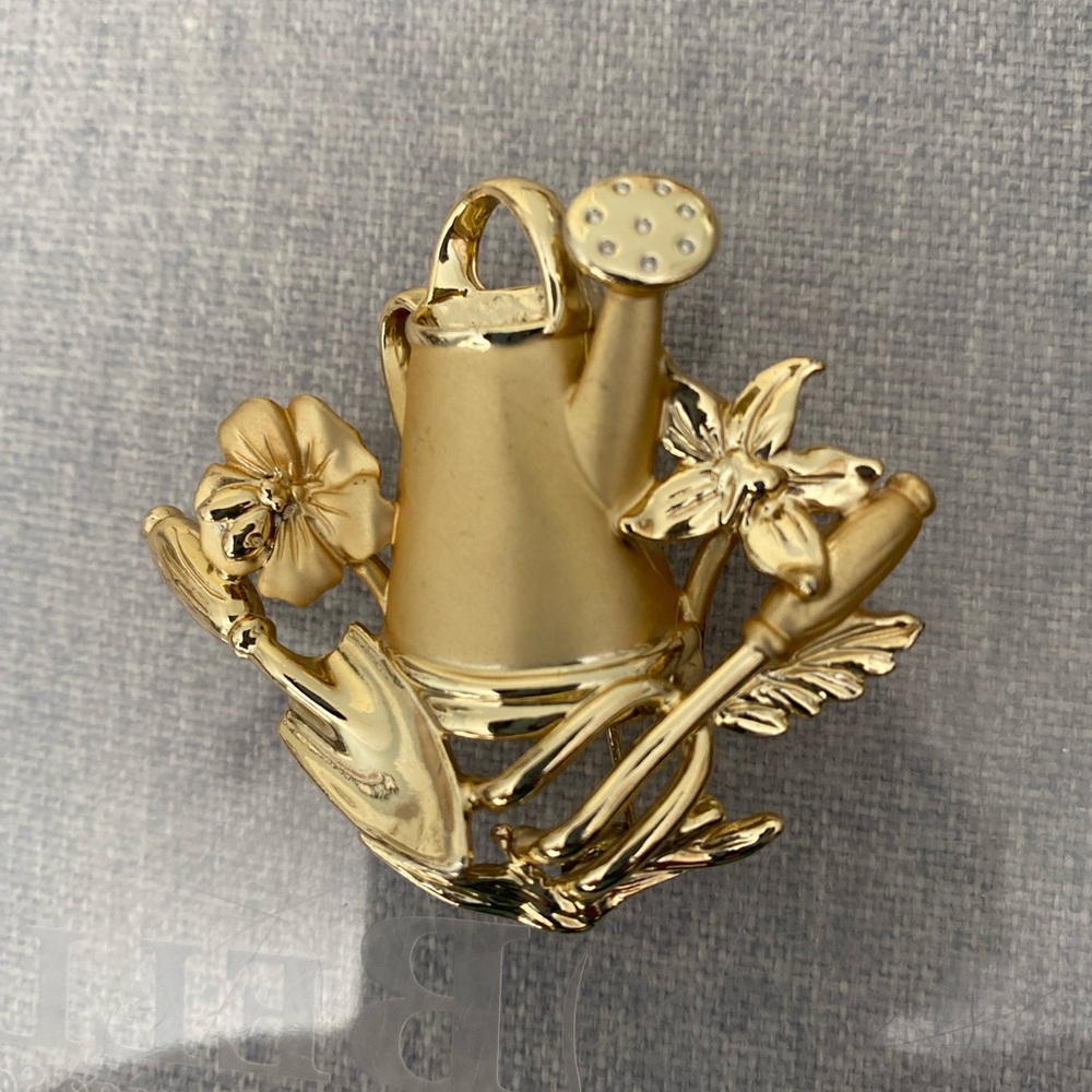 Watering Can, flowers  Gardener brooch/pin. Gold tone VG used condition. - Picture 2 of 4